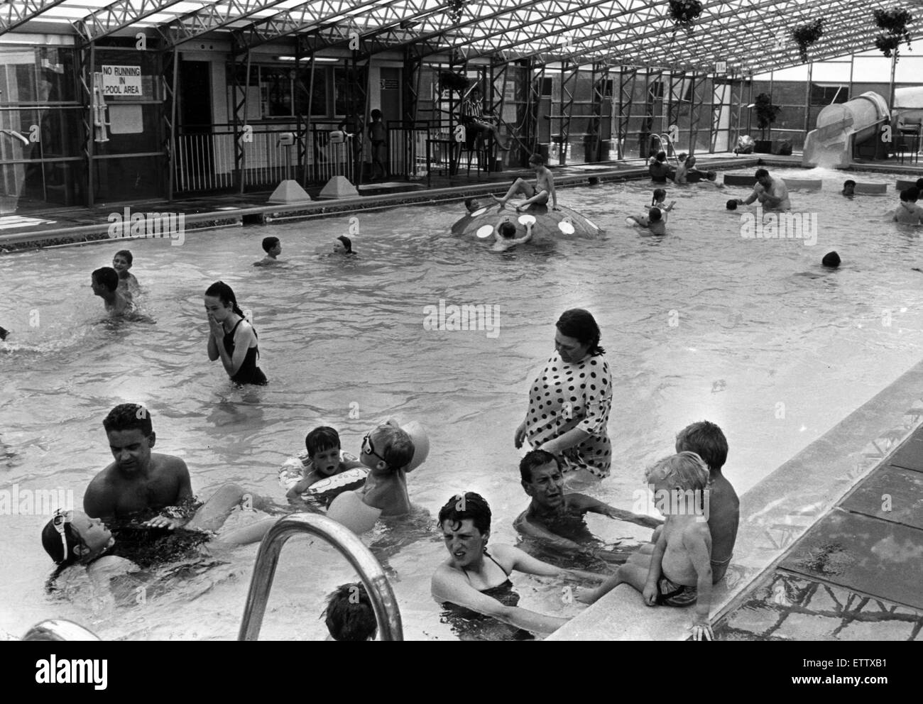 Urlauber genießen das Schwimmbad am Sun Centre, Trecco Bay, Porthcawl, Bridgend, Südwales, 21. Juli 1989. Stockfoto