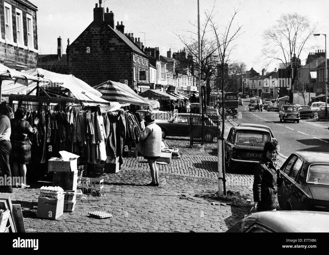 Menschen beim Einkaufen in Guisborough. 20. April 1972. Stockfoto