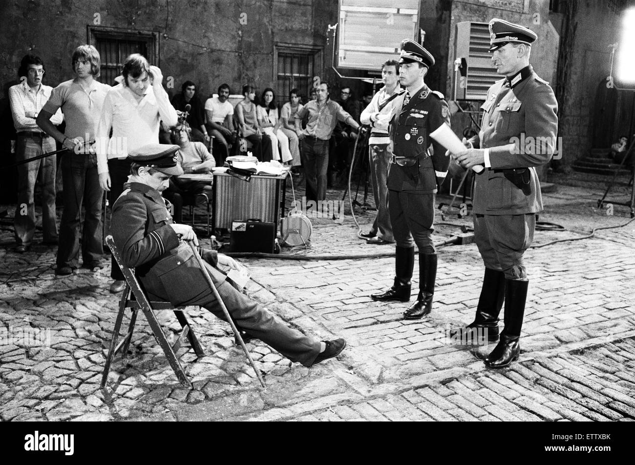 Schauspieler David McCallum (sitzend) auf dem Filmset während der Dreharbeiten zu "Colditz", der BBC TV-Serie. Er spielte die Rolle von Flight Lieutenant Simon Carter. Ealing Studios in London, 7. September 1973. Stockfoto