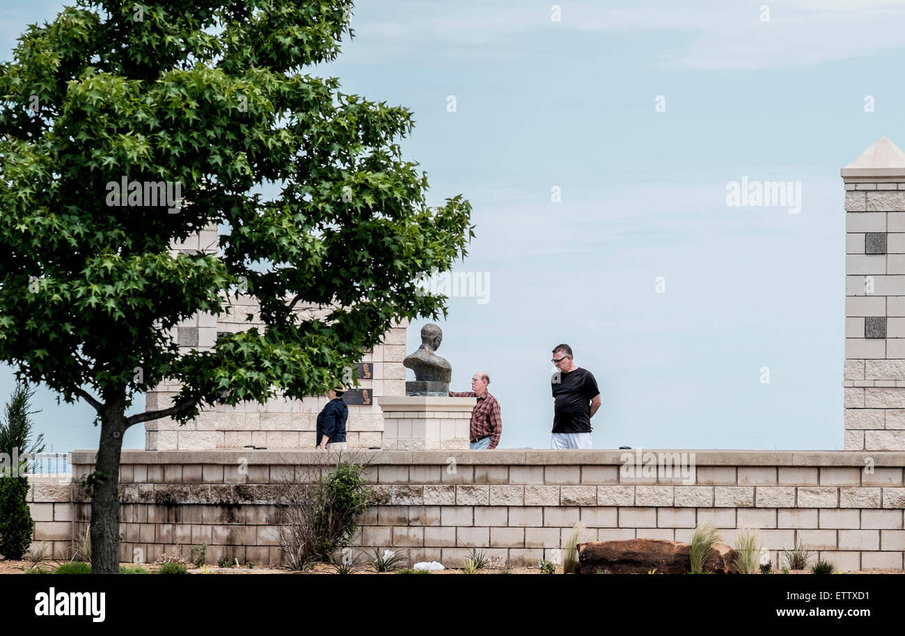 Besucher lesen Sie Zitate in der Eisenhower Plaza, Lake Hefner, Oklahoma City, Oklahoma, USA. Stockfoto