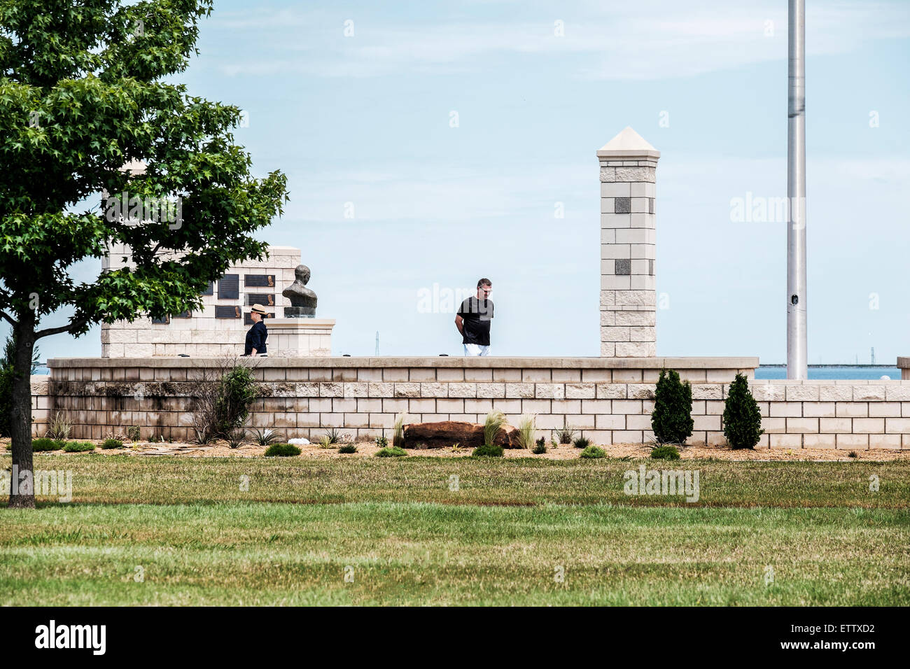 Besucher lesen Sie Zitate in der Eisenhower Plaza, Lake Hefner, Oklahoma City, Oklahoma, USA. Stockfoto