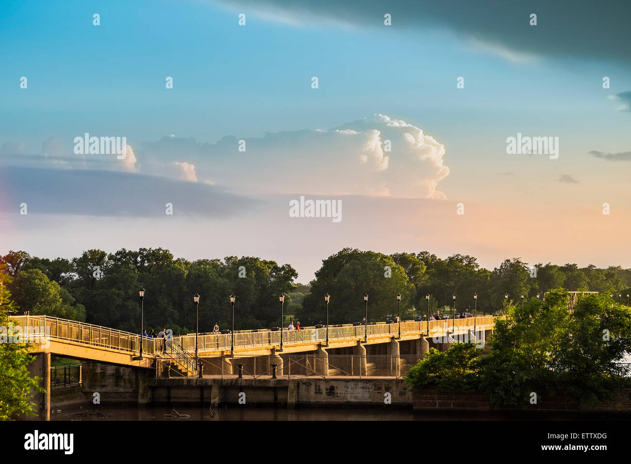 Menschen wandern über den Gehweg Overholser Dam bei Sonnenuntergang. Oklahoma City, Oklahoma, USA. Stockfoto