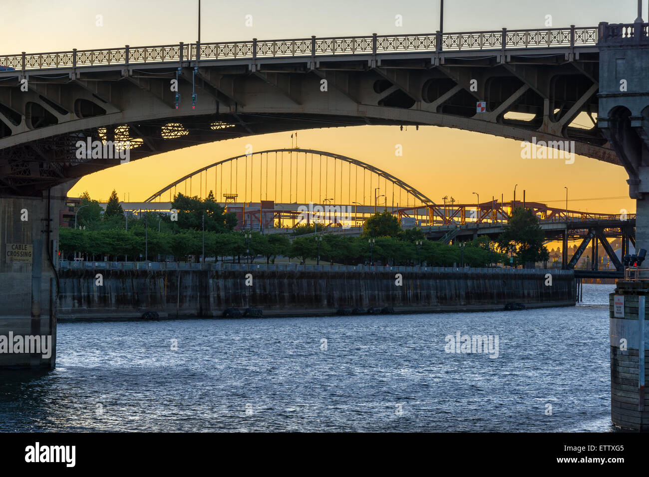 Blick auf die Burnside Bridge und Willamette River bei Sonnenuntergang in Portland, Oregon Stockfoto