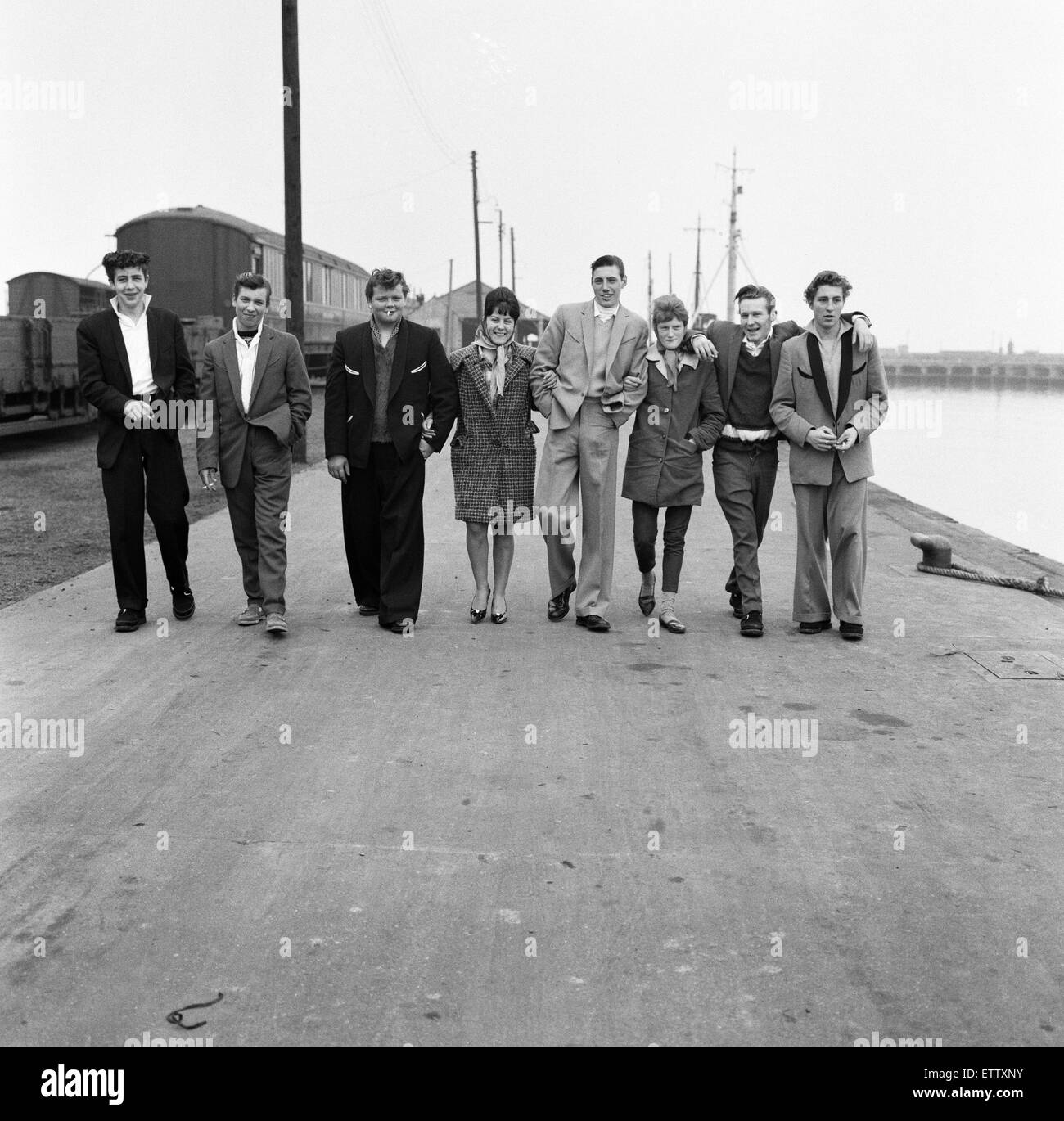 "Dockside Dandys" einschließlich David Goldspink, 17, Ray Winney, 16, Johnny Ball, 16, Tony Scrivens, 16, und Gloria Knights, 17 bei Lowestoft, Suffolk. 16. Mai 1962. Stockfoto