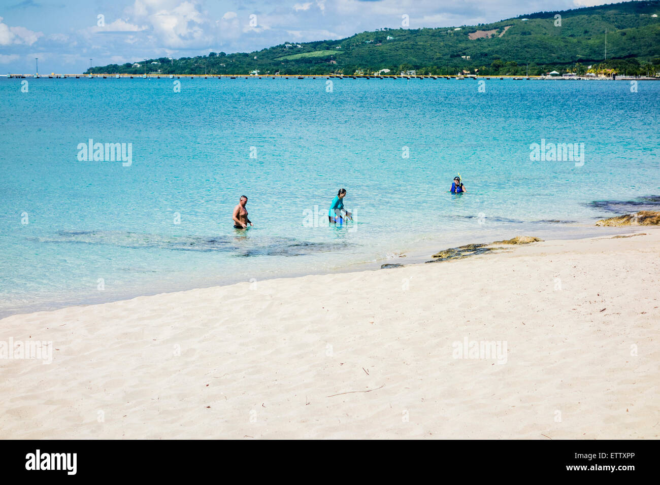 Drei Menschen genießen das Schwimmen und Schnorcheln am Strand von St. Croix, Amerikanische Jungferninseln, West Ende. Stockfoto