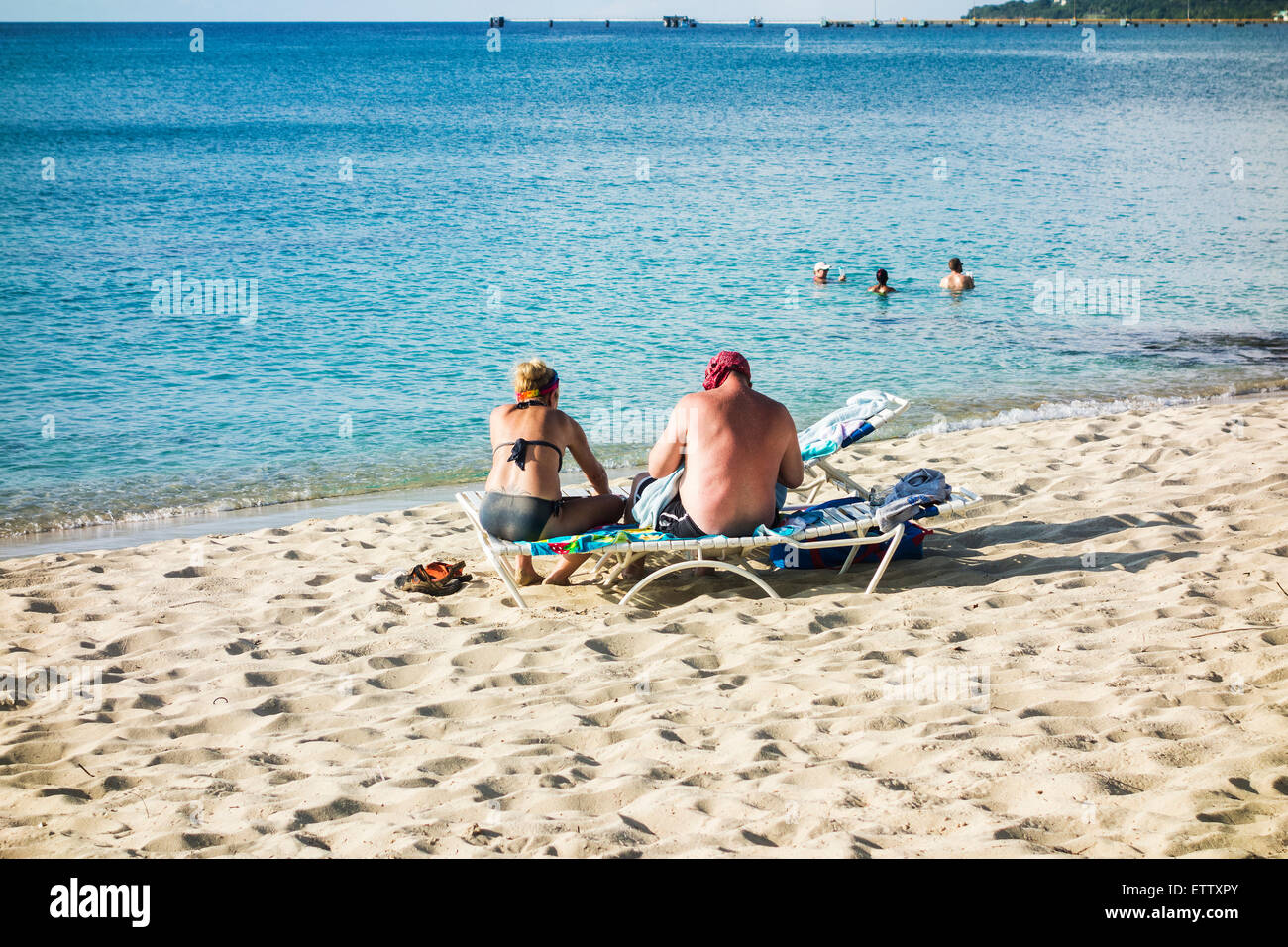 Fünf Menschen genießen Aktivitäten am Strand auf der Insel St. Croix, Amerikanische Jungferninseln. Stockfoto