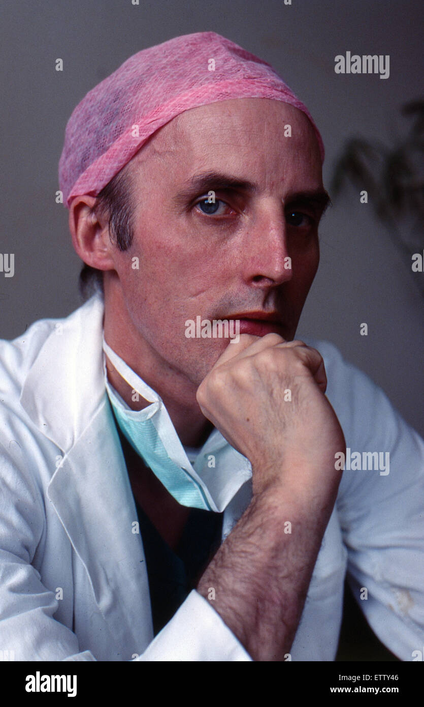 Dr. Sam Galbraith abgebildet Neurochirurg am Southern General Hospital, Glasgow, Schottland, Juni 1987. Später, MP für Strathkelvin und Bearsden, Scottish-ArbeitsPartei. Mai 1999 bis März 2001. Stockfoto