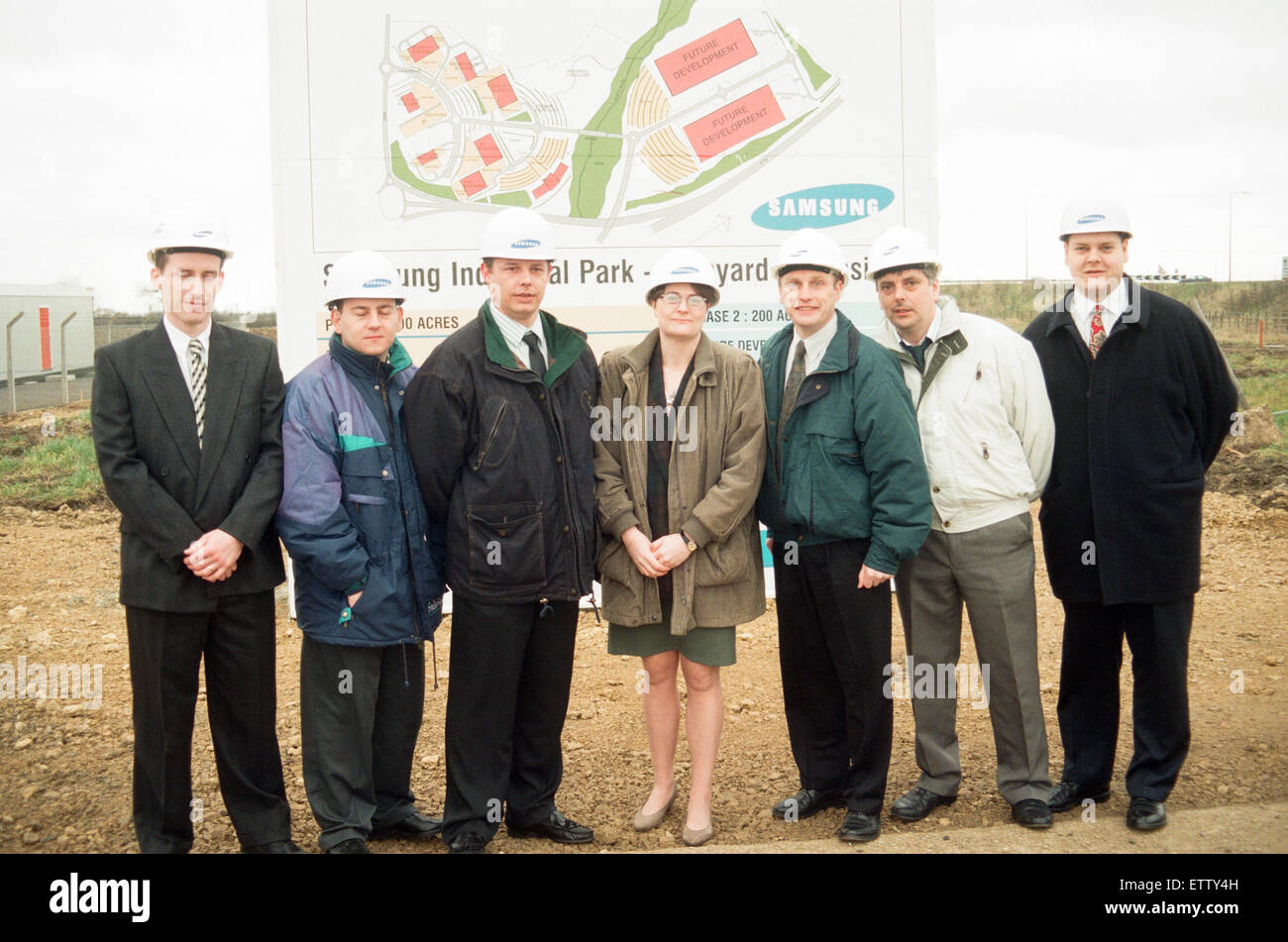 Die ersten sieben neue Rekruten für neue industrielle Samsun seine im Wynyard zeigten sich auf dem Gelände. Sie sind links nach rechts, Lance Moon, Kevin Lodge, Andrew Atherton, Janet Watt, Stanley O' Donovan, Brian Johnson und Nick Proudlock abgebildet. 14. März 1995. Stockfoto