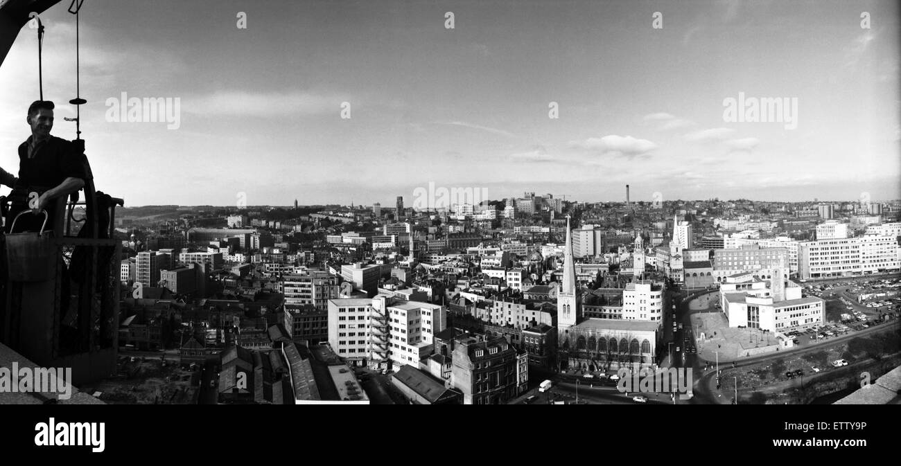 Panorama von Bristol vom Dach des Gebäudes ES & A Robinson und Sohn.  Der Fensterputzer in ihrer Wiege sind Brian Priddis und Alan Tuckett der neuen Jahrhundert Reiniger. 1. März 1967 Stockfoto