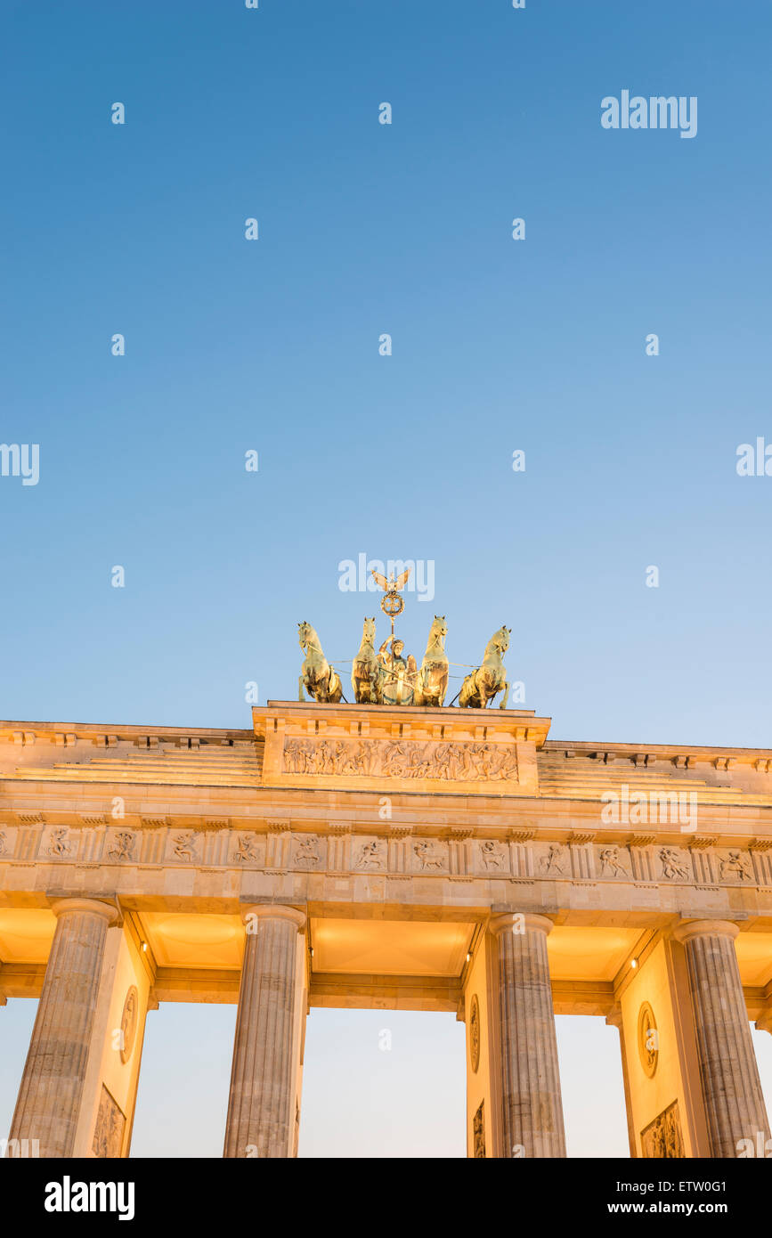 Deutschland, Berlin, Berlin-Mitte, Brandenburger Tor, Quadriga, gesehen vom Pariser Platz am Abend Stockfoto