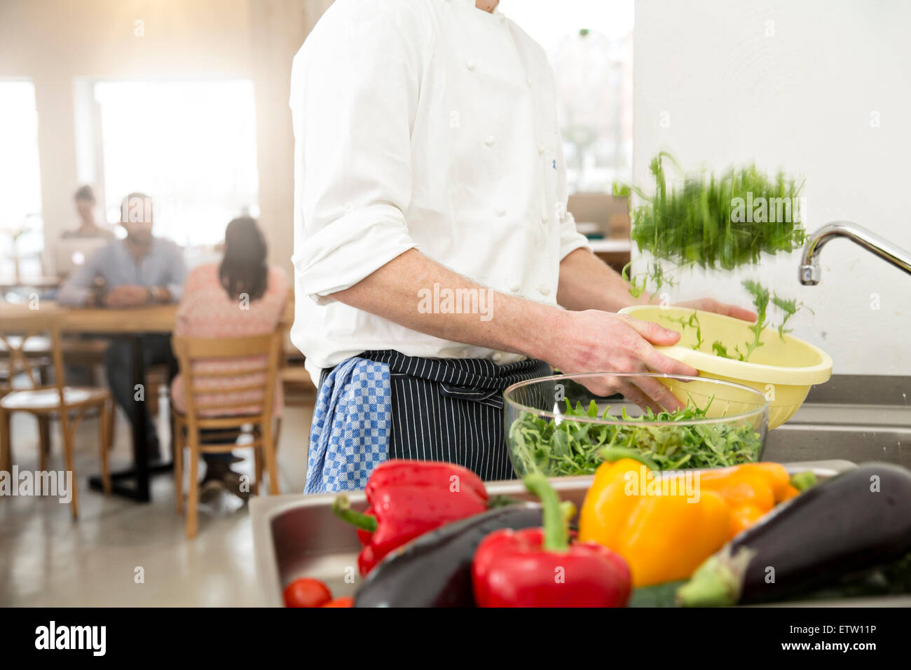 Koch ein kleines Restaurant bereitet Salat in der Küche Stockfoto