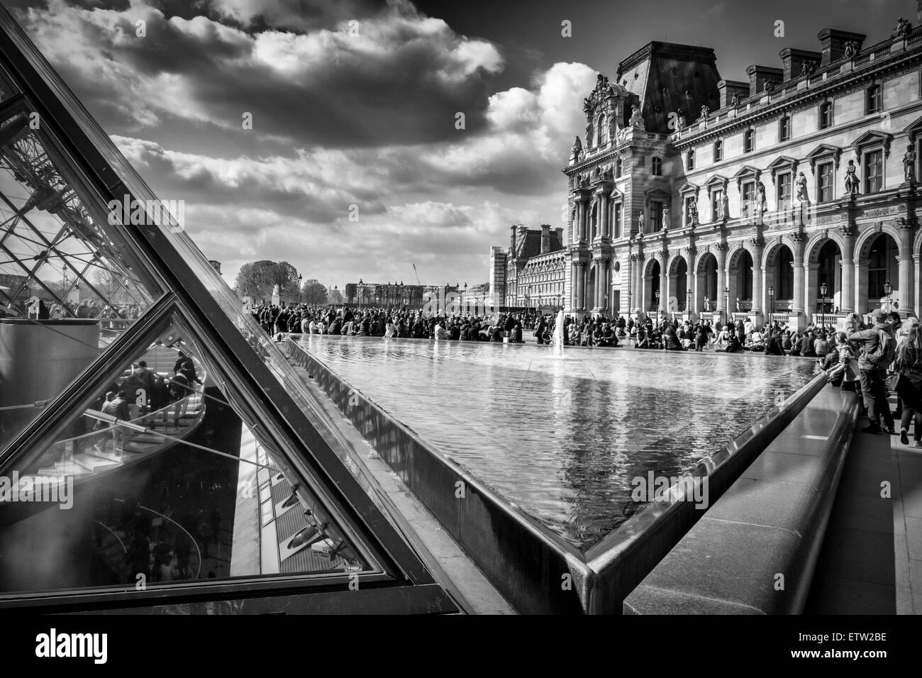 Frankreich, Paris, Louvre mit großen Gruppe von Menschen im Vordergrund anzeigen Stockfoto