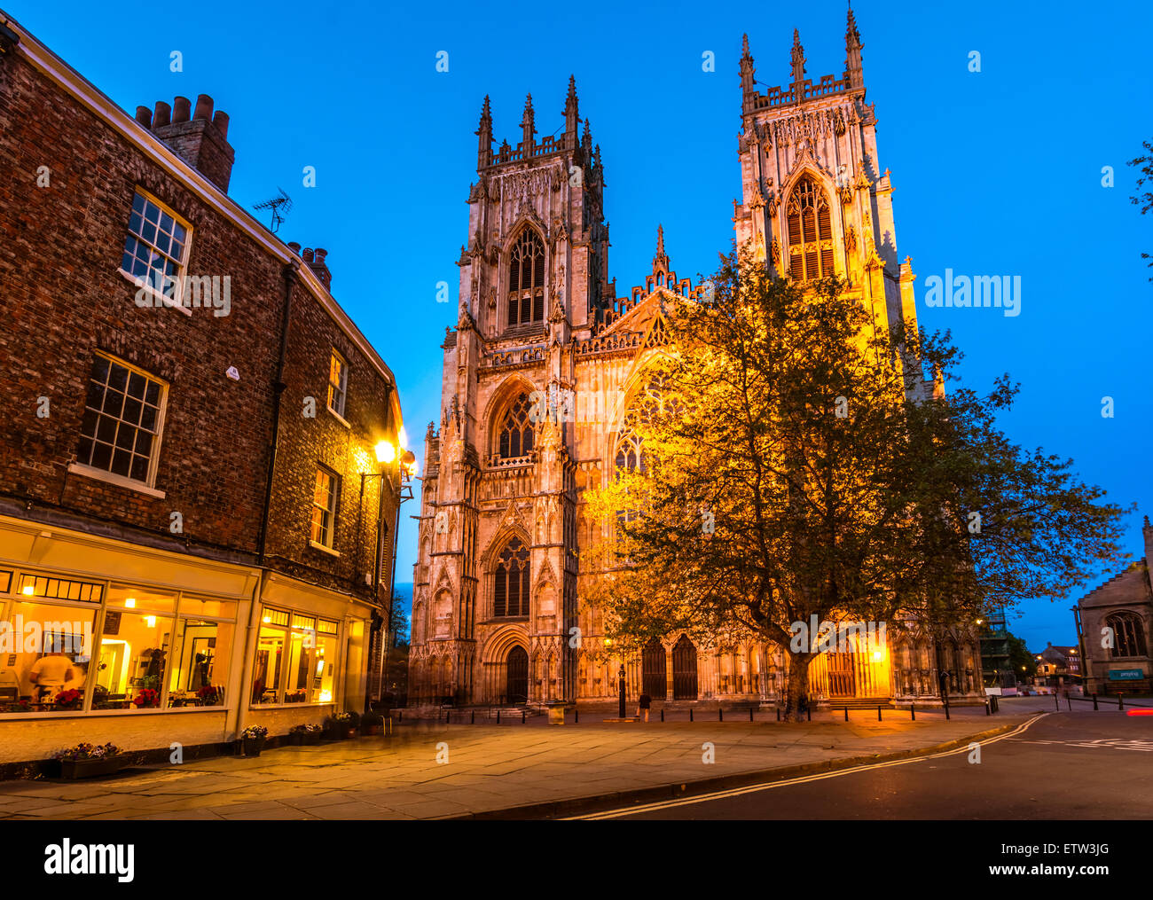 York Minster am Abend; ist die Kathedrale von York, England, und ist eines der größten seiner Art in Nordeuropa Stockfoto