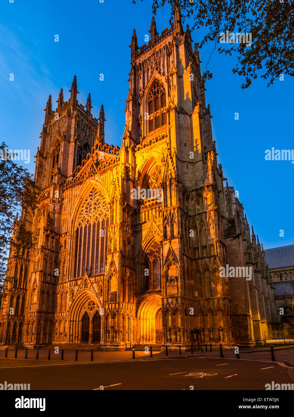 York Minster am Abend; ist die Kathedrale von York, England, und ist eines der größten seiner Art in Nordeuropa Stockfoto