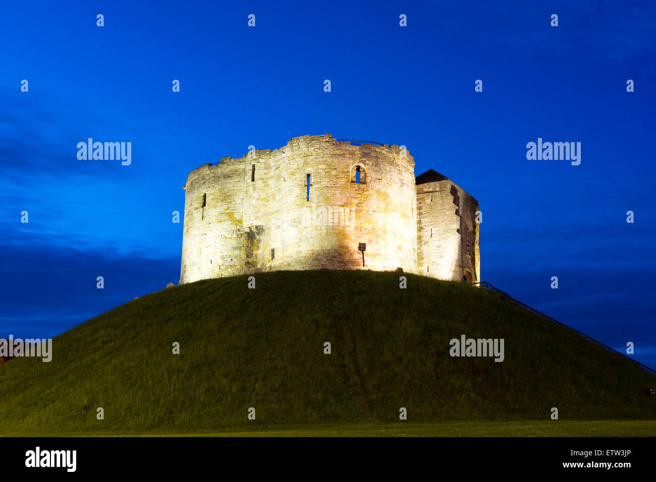 York Castle, England, ist eine befestigte Komplex bestehend aus Burgen, Gefängnisse, Gerichte. Jetzt verfallenen Bergfried der mittelalterlichen No Stockfoto