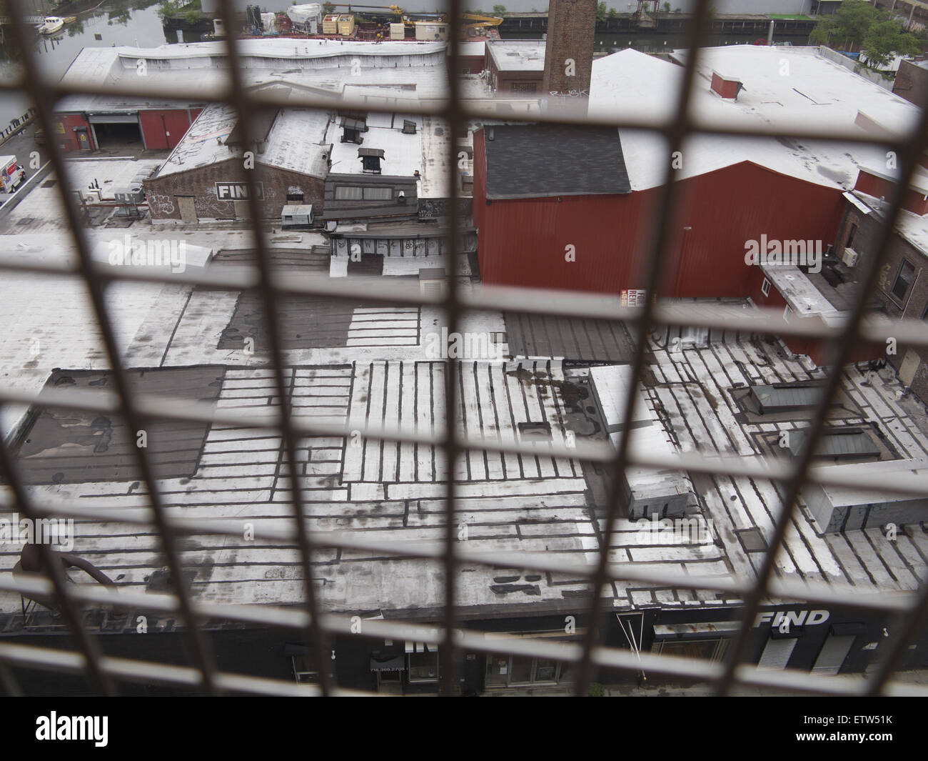 Blick von der SMith / 9th St. erhöhte u-Bahnstation auf die Dächer der industriellen & Lager Gebäude in Gowanus Ca Stockfoto