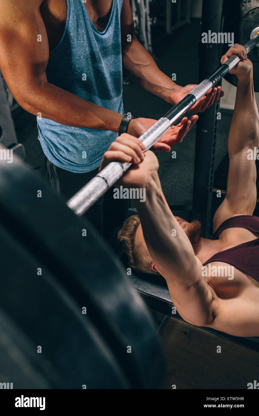 Zwei Freunde trainieren Bankdrücken im Fitness-Studio Stockfoto