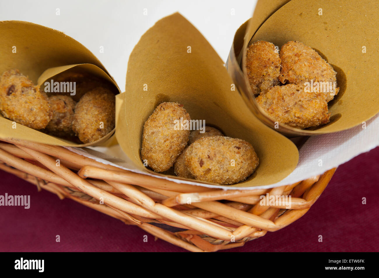 Frittierte Kroketten, Italienisch Straße Essen, in Papier und Wicker Korb Stockfoto