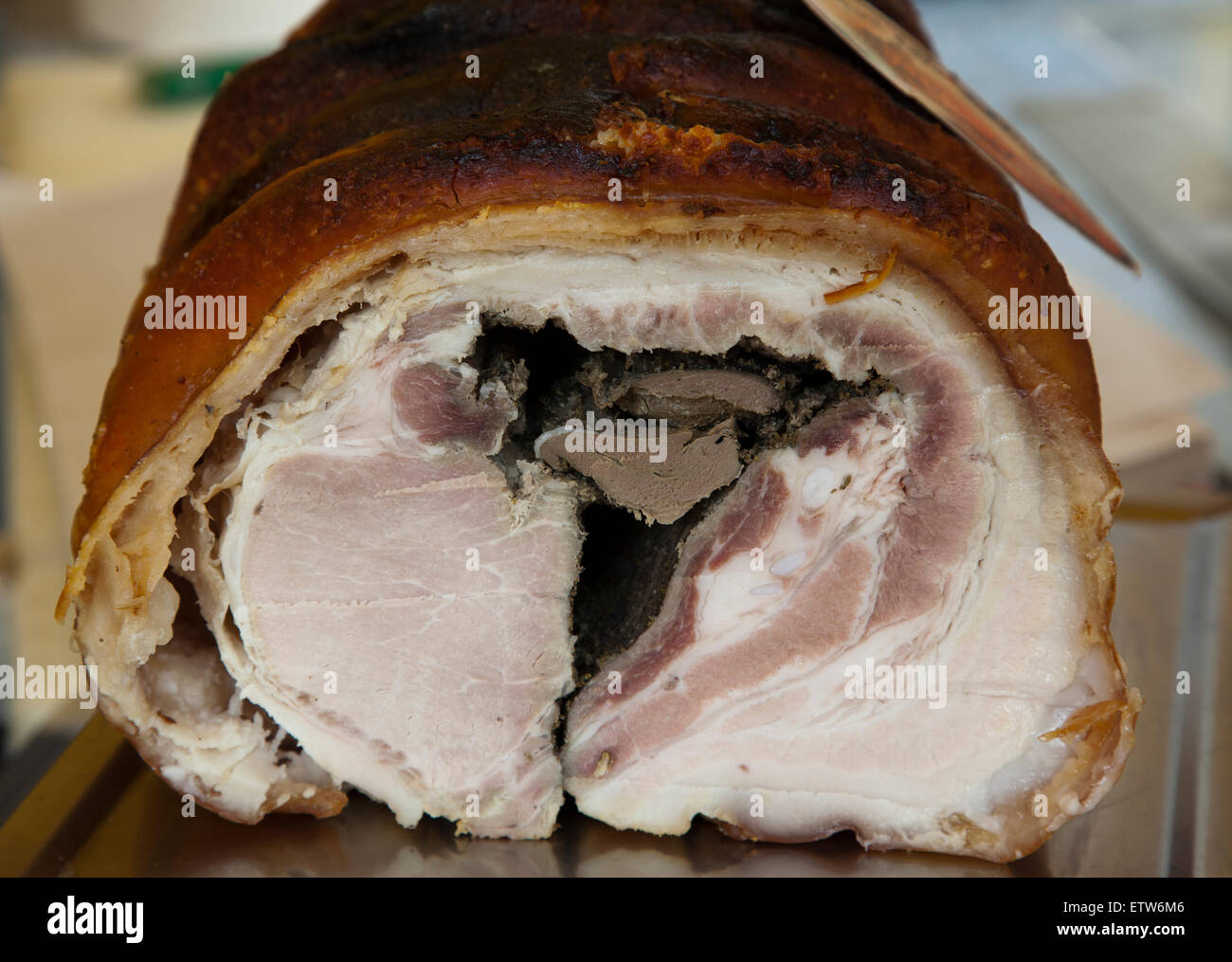 typisch italienische Küche namens Porchetta, Cooken auf Holzfeuer Stockfoto