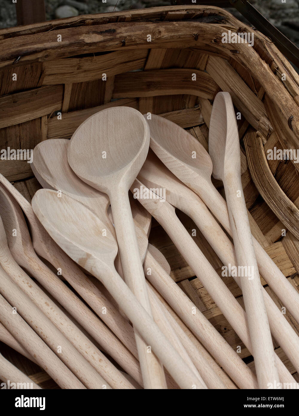 Holzlöffel für Küche im italienischen Markt Stockfoto