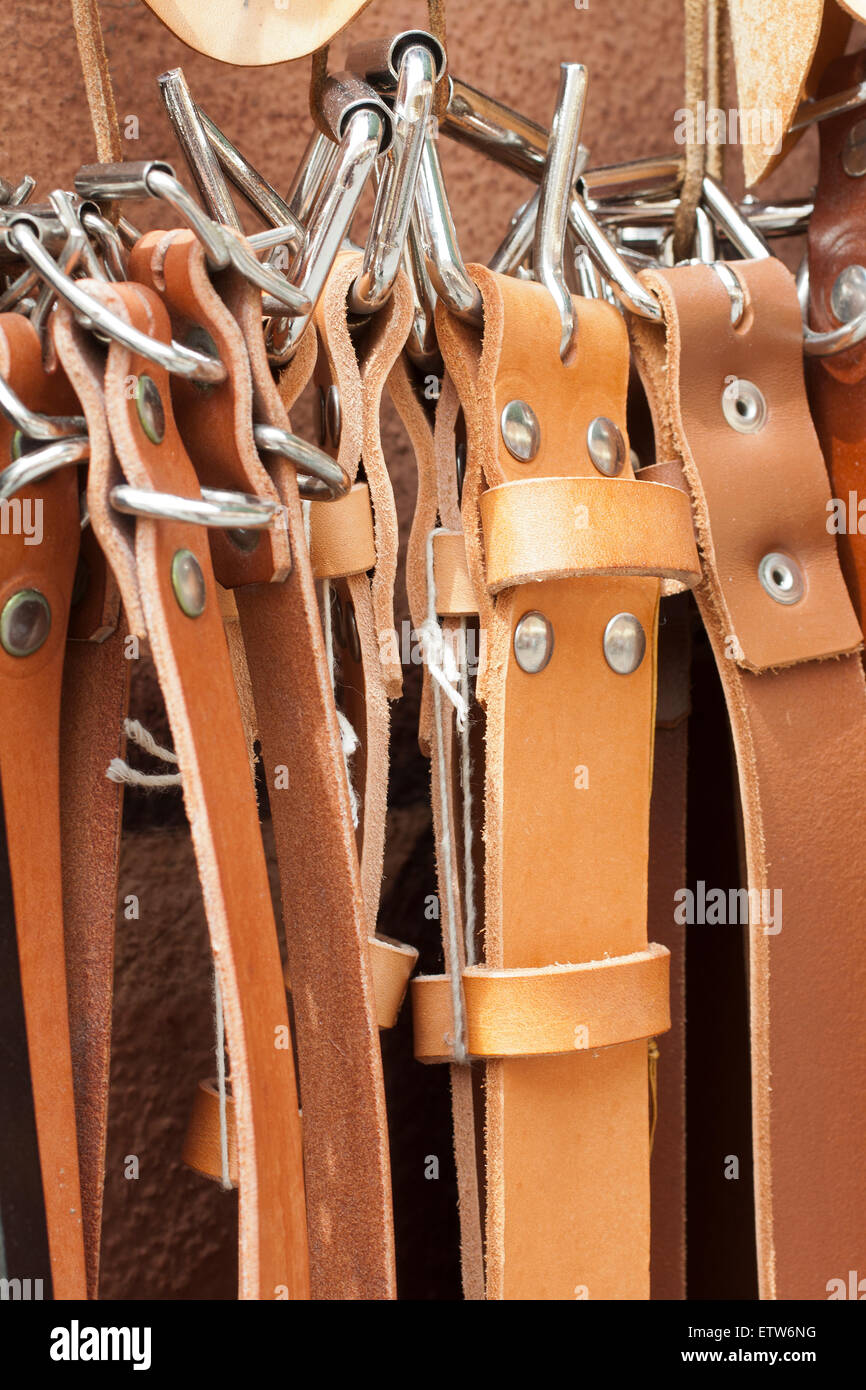 Ledergürtel und Schnalle im italienischen Markt Stockfoto