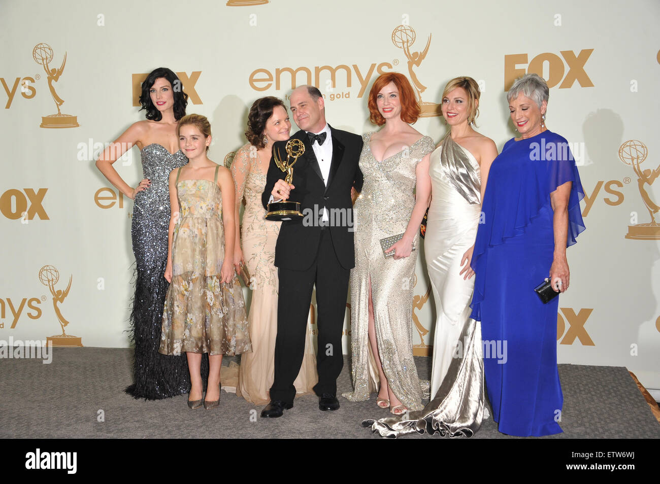 LOS ANGELES, CA - 18. September 2011: Mad Men Autor Matthew Weiner mit Stars aus der Show, darunter Jessica Pare, Kiernan Shipka, Elisabeth Moss und Christina Hendricks, Cara Buono & Randee Heller auf der 2011 Primetime Emmy Awards im Nokia Theatre L.A. Live. Stockfoto