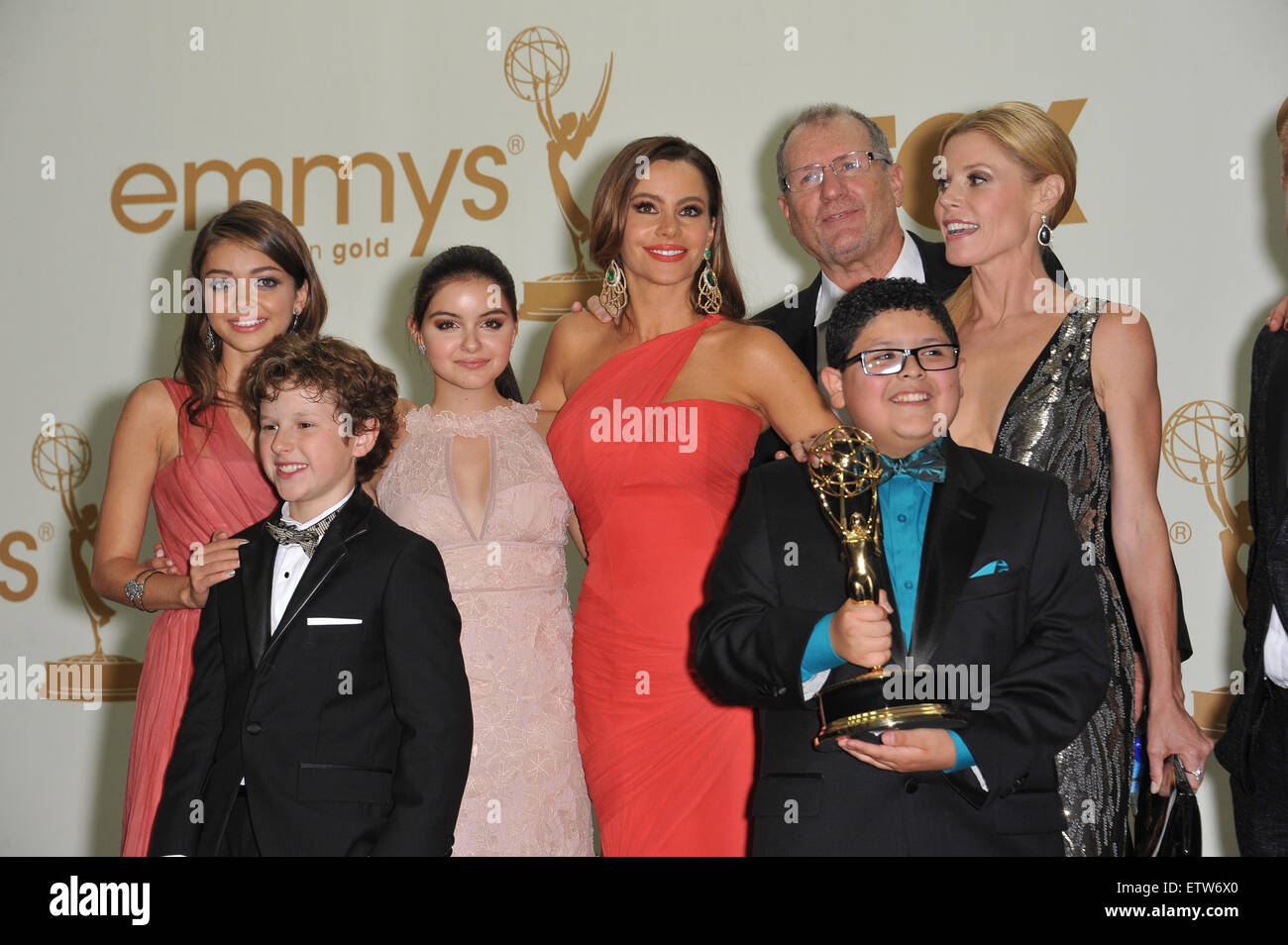LOS ANGELES, CA - 18. September 2011: Modern Family Stars wie Sofia Vergara, bei den 2011 Primetime Emmy Awards im Nokia Theatre L.A. Live. Stockfoto