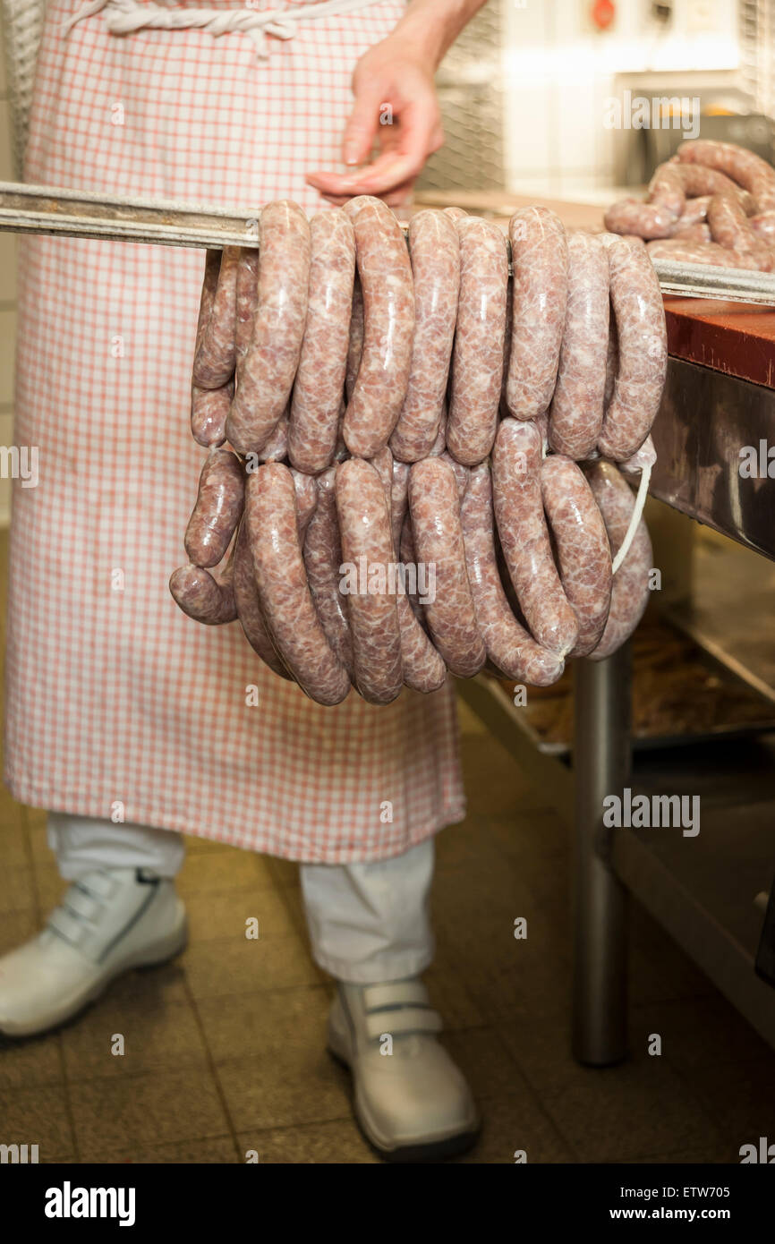 Vorbereitung der geräucherte Wurst, Rohwurst hängen Bar Stockfotografie Alamy