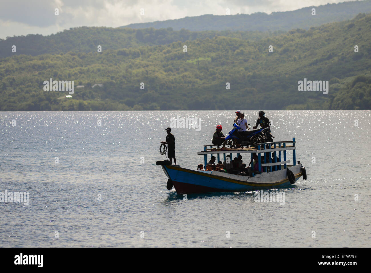 Kleine Fähre fährt durch Gonzalu Meerenge zwischen der Insel Adonara und Larantuka auf der Insel Flores, Indonesien. Stockfoto