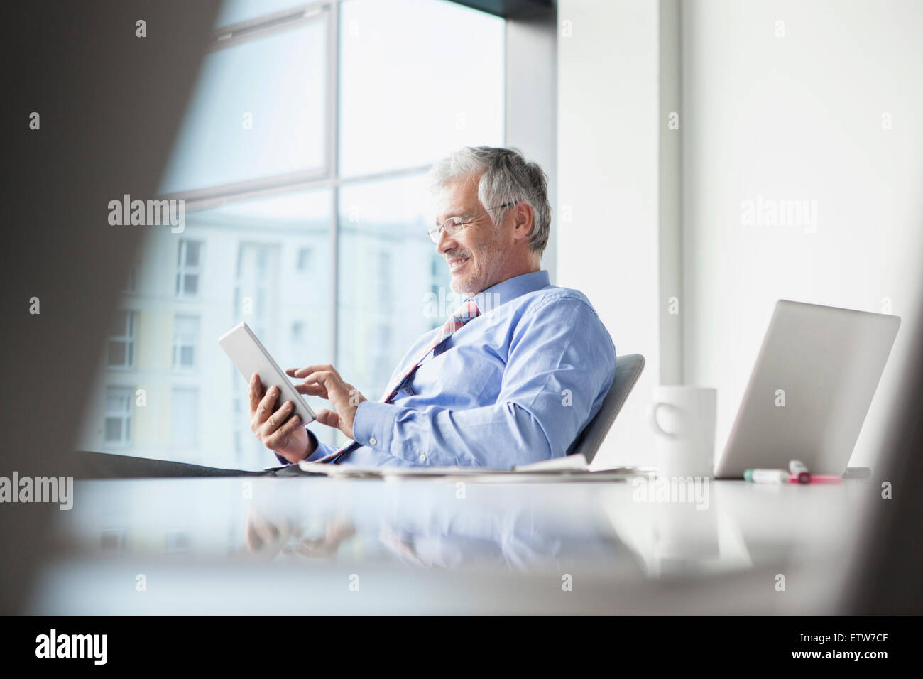 Geschäftsmann, sitzen, mit digital-Tablette Stockfoto