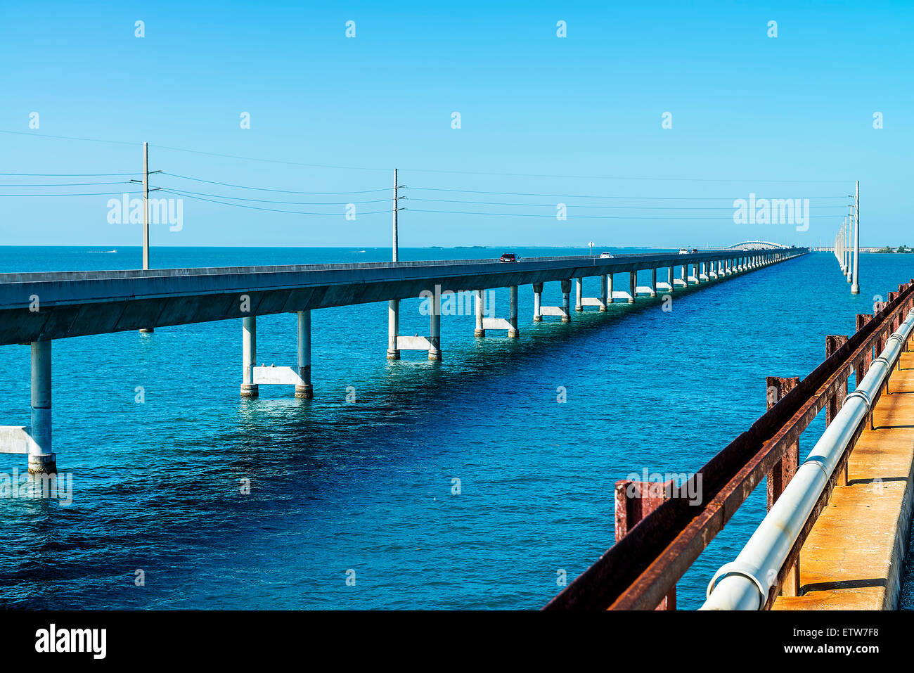 Die historische Seven Mile Bridge wurde von Henry Flagler als Teil der Overseas Railroad nach Key West gebaut. Die neuen sieben Meile gehen Stockfoto