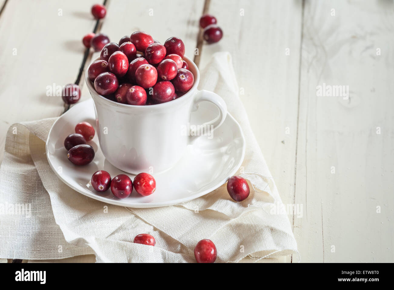 Frische Cranberries in eine Kaffeetasse Stockfoto