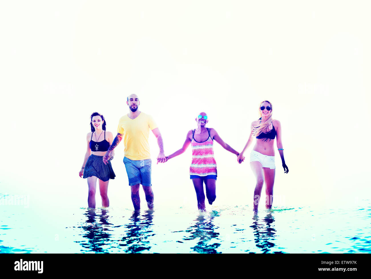 Diverse Strand Sommer Freunde halten Hände Konzept Stockfoto