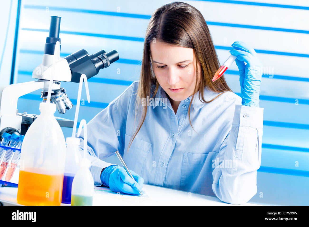 Techniker mit Reagenzglas in einem medizinischen Labor Stockfoto