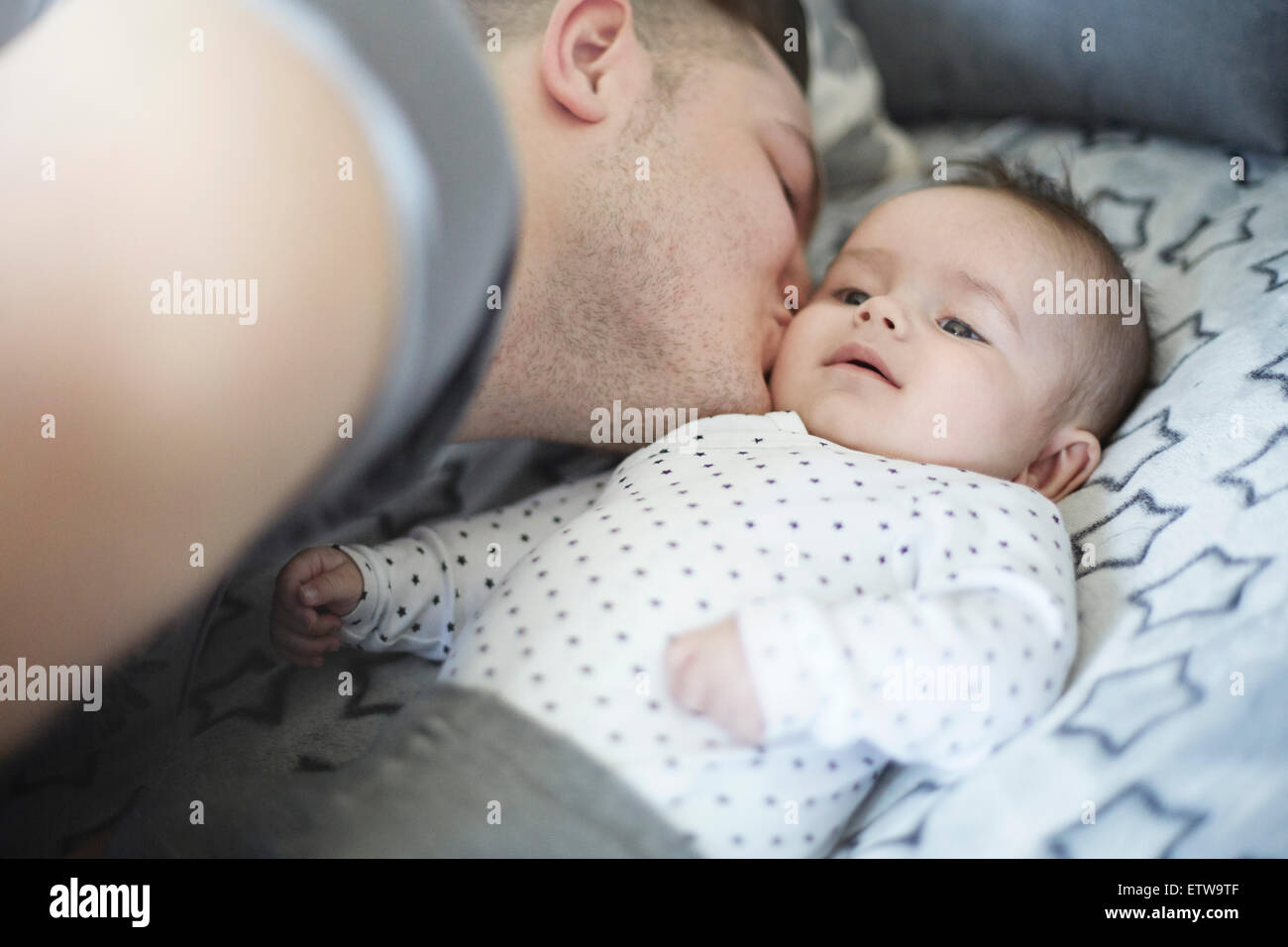 Junger Vater küssen baby Stockfotografie Alamy