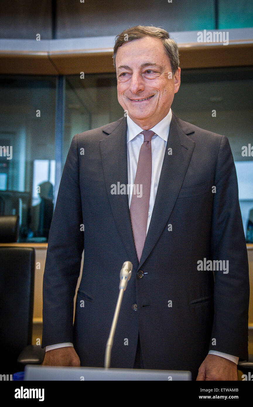 Mario Draghi, Präsident der Europäischen Zentralbank EZB-Präsident spricht vor wirtschaftliche und monetäre Angelegenheiten Ausschuß des Europäischen Parlaments in Brüssel, Belgien am 15.06.2015 Mitglieder des Europäischen Parlaments und Chef der Zentralbank diskutieren die laufende Quantitative Easing-Programm und die Käufe von Staatsanleihen, unter anderem. Mitglieder dürften auch den Stand der Dinge in Gesprächen zwischen Griechenland und seinen internationalen Gläubigern zu diskutieren. von Wiktor Dabkowski Stockfoto