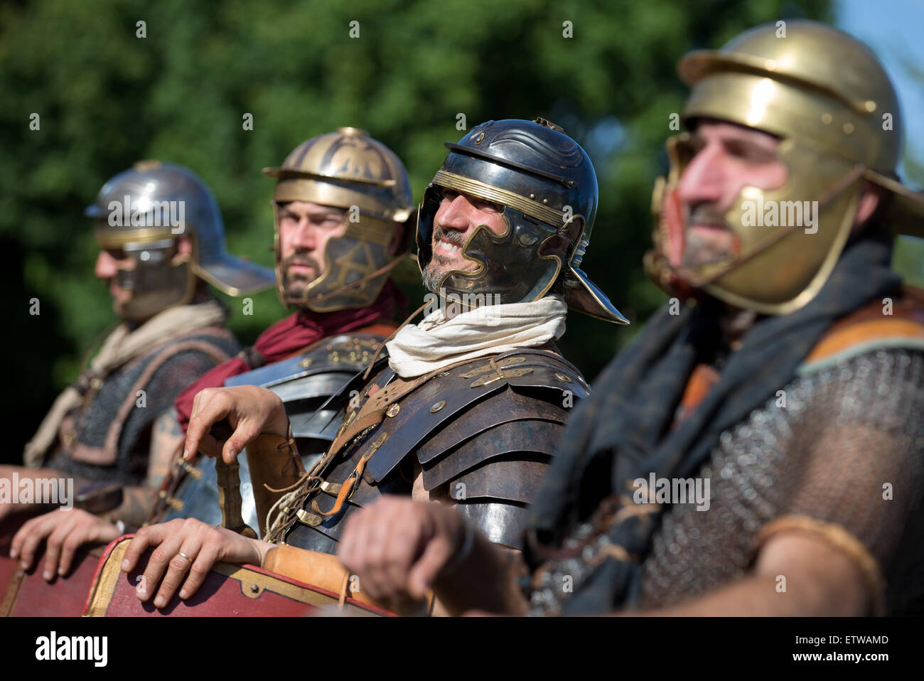 Ostbevern, Deutschland. 15. Juni 2015. Männer gekleidet als römische Legionäre sind nebeneinander in Ostbevern, Deutschland, 15. Juni 2015 aufgereiht. 16 Römer aus der "Legio ich" Italia "beteiligen sich an dem Projekt"Römer auf Tour." Sie werden von einem Team aus dem Museum Varusschlacht Kalkriese begleitet werden. Die Phasen des Legionärs März führen durch Nordrhein-Westfalen und Niedersachsen bis Kalkriese. Bildnachweis: Dpa picture Alliance/Alamy Live News Stockfoto