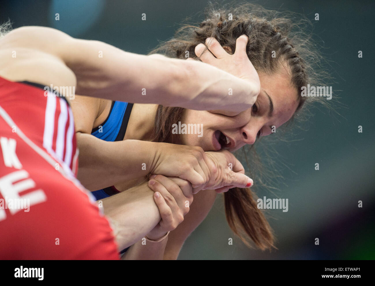 Mariya Stadnyk Aserbaidschans konkurriert mit Elitsa Yankova (R) von Bulgarien in die Frauen Freestyle 48kg Ringkampf Goldmedaille bei den Baku 2015 europäischen spielen in Aserbaidschan vom 15. Juni 2015. Foto: Bernd Thissen/dpa Stockfoto