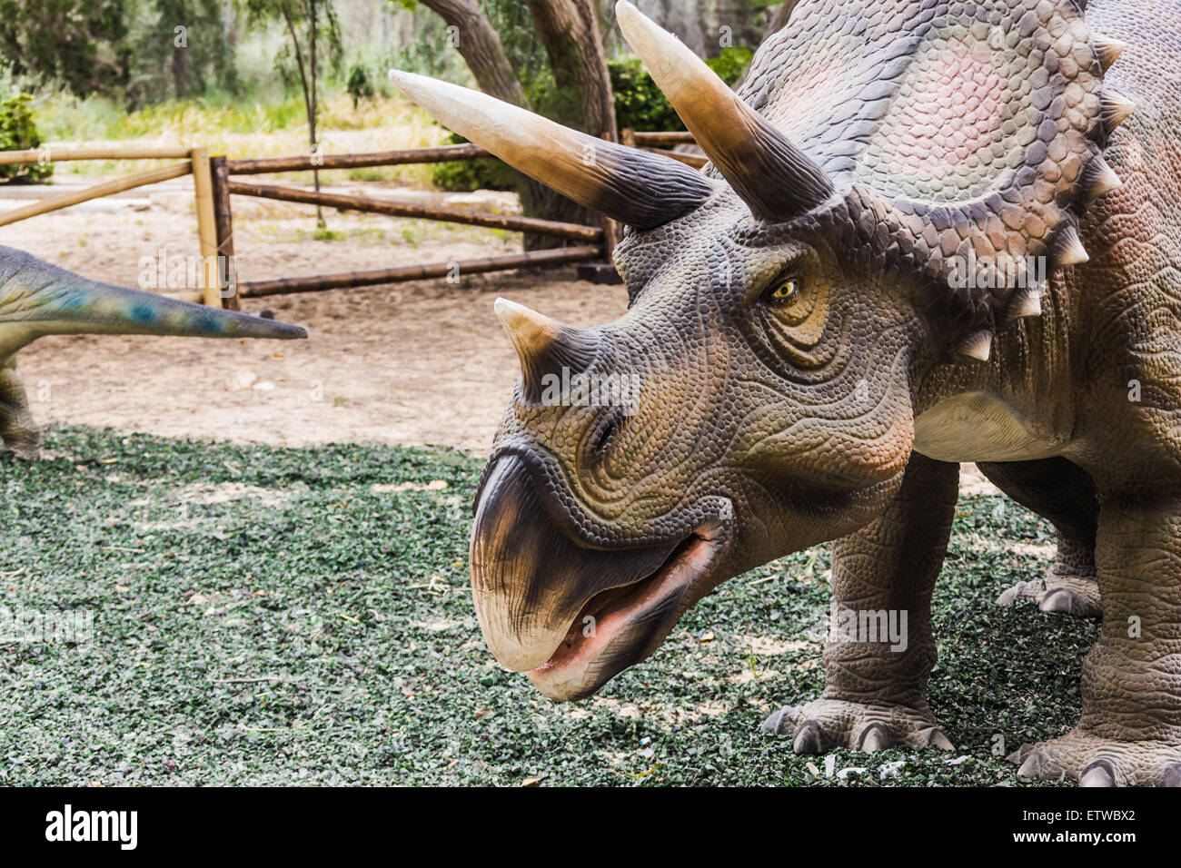alten ausgestorbenen Dinosaurier auf einem Hintergrund von Pflanzen Stockfoto