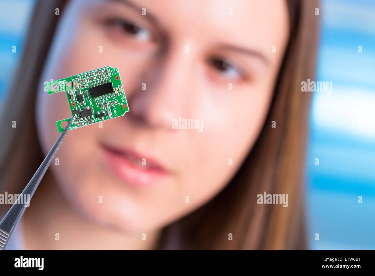 Mädchen zeigt neue Mikrochip auf Platte, die in einen Gelähmten Patienten implantiert werden kann, entwickelt einen Mikrochip-Muskel-simulator Stockfoto