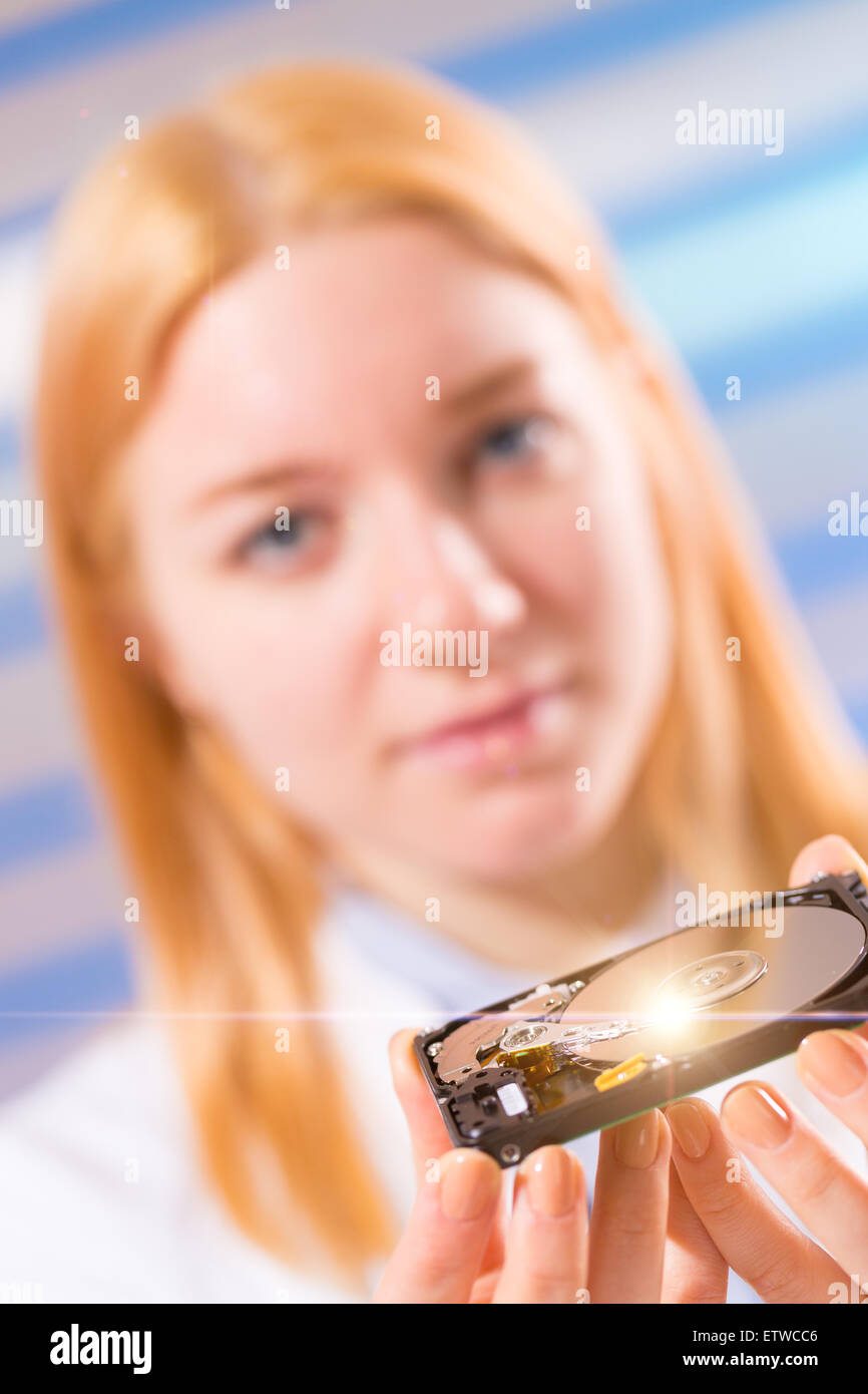 Studentin mit einer Festplatte HDD in den Händen Stockfoto