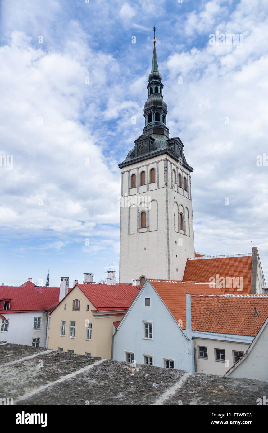 St.-Nikolaus Kirche und Ziegeldach beherbergt Ansicht, Tallinn, Estland Stockfoto