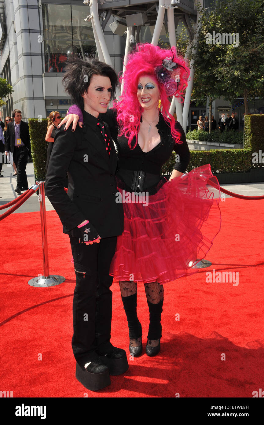 LOS ANGELES, CA - 10. September 2011: The Amazing Race Sterne Kent Kaliber & Vyxsin Fiala auf 2011 Primetime Creative Arts Emmy Awards im Nokia Theatre L.A. Live. Stockfoto