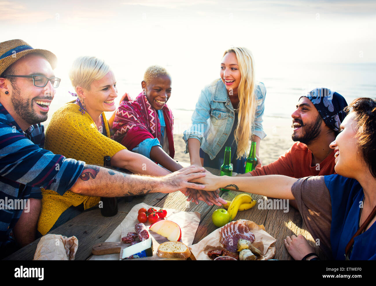 Freundschaft Freizeit Urlaub miteinander Spaß Teamgedanke Stockfoto