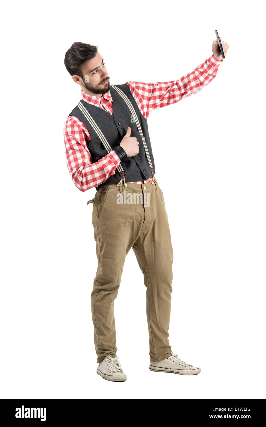 Junge bärtige Hipster Modell Selfie mit Daumen aufnehmen. Ganzkörper-Länge-Porträt über weiße Studio-Hintergrund isoliert. Stockfoto