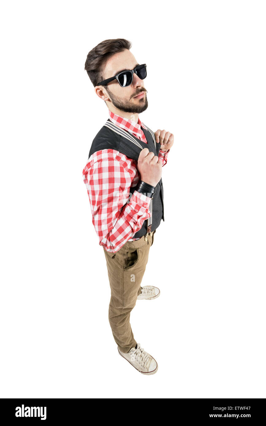 Erhöhten Blick auf bärtige junge Hipster mit Strapsen. Ganzkörper-Länge-Porträt über weiße Studio-Hintergrund isoliert. Stockfoto