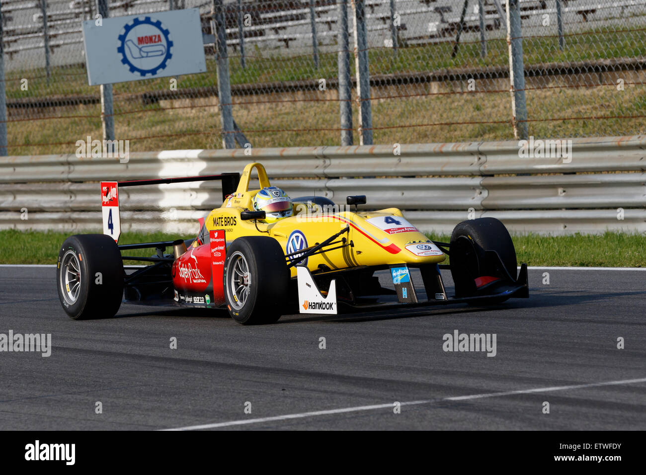 Monza, Italien - 30. Mai 2015: Dallara F312 – Volkswagen von Jagonya Ayam mit Carlin Team, angetrieben von Gustavo Menezes Stockfoto