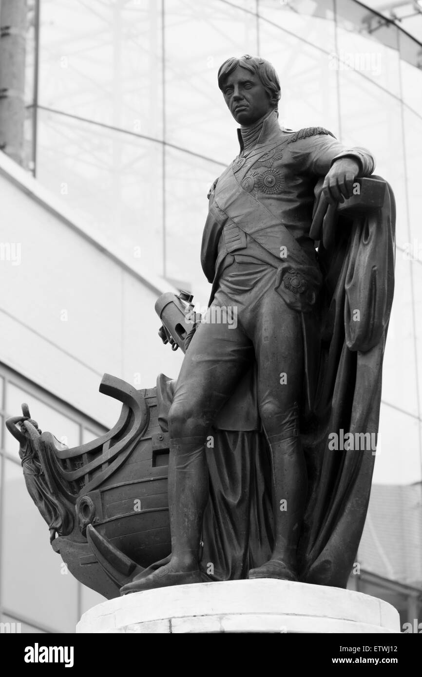Monochromes Bild der Bronzestatue von Horatio Nelson und eines Miniaturschiffs auf einem Sockel in der Nähe von Selfridges, Bull Ring, Birmingham, Großbritannien Stockfoto