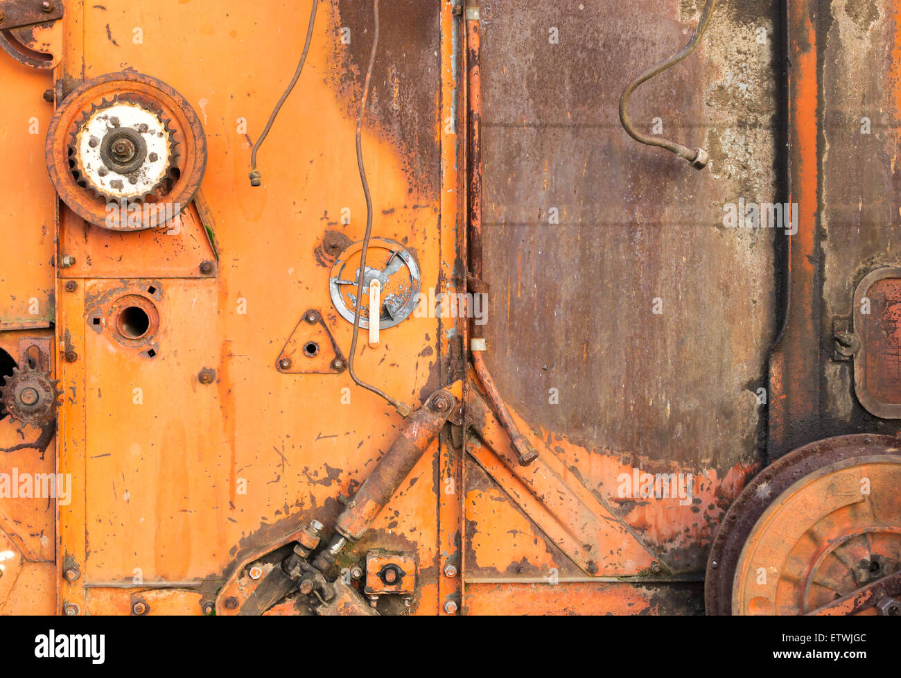 Nahaufnahme von rostigen Zahnräder und Getriebe von einem stillgelegten UdSSR sowjetische Mähdrescher Stockfoto