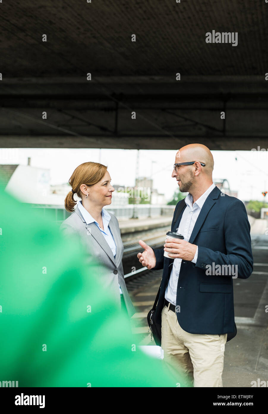 Geschäftsmann und Frau am Bahnsteig Stockfoto
